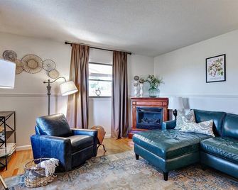 Charming level 3-BR,2Ba house in Johnson City with WiFi, AC, views, pet friendly - Johnson City - Obývací pokoj