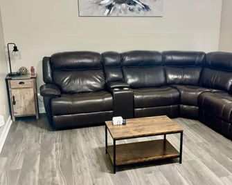 Cozy 2-bedroom house with 75in TV, King bed - Greer - Living room