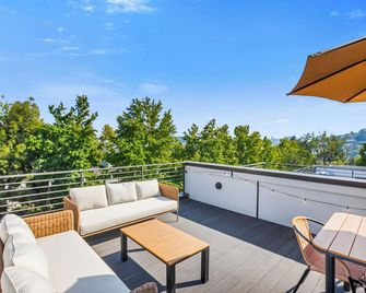 Chic Fremont Townhome with Rooftop Deck & Parking - Seattle - Balkon