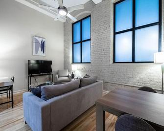 Landing at Perry Street Lofts - 1 Bedroom in Petersburg - Petersburg - Wohnzimmer