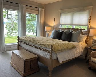 Waterfront home on Torch Lake in Bellaire, MI. - Bellaire - Bedroom