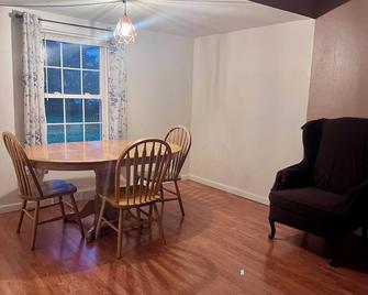Charming 2-bedroom house just outside Bowling Green with optional Spa services - Bowling Green - Dining room