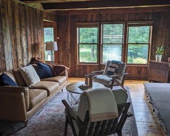 30 mins to Smuggs and Stowe! Tons of room for family and pets! - Hyde Park - Living room