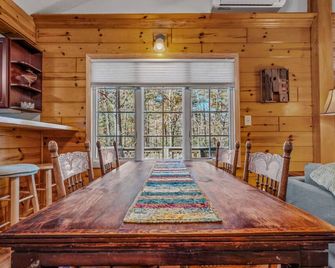 Cabin at Sleepy Creek - Berkeley Springs - Dining room