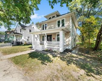 2 Miles From Notre Dame - Brand New Spacious House - South Bend - Building