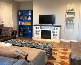 Bohemian Hideaway, Mountain and Valley Views, Pet Friendly - Ringgold - Huiskamer