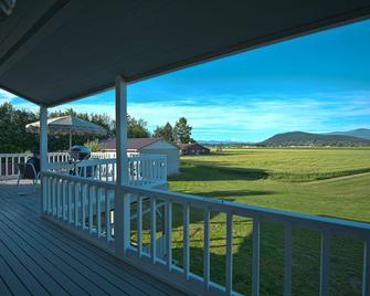 Maplehurst Farm Guest House Top Floor, Spectacular Views Of Mt Baker/Farmland - Mount Vernon - Balcony