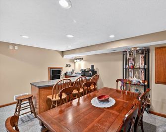 Cozy Retreat with Hot Tub in Peaceful Goshen - Goshen - Dining room