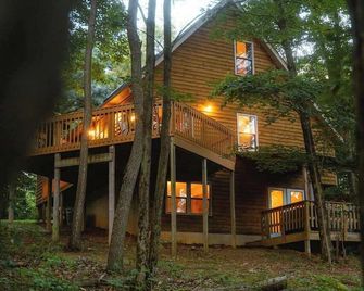 Cheerful Two Bdrm Cabin with Hot Tub & Pet Friendly - Lancaster - Budova