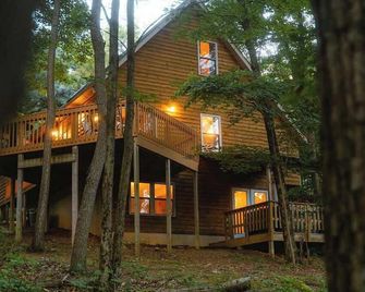 Cheerful Two Bdrm Cabin with Hot Tub & Pet Friendly - Lancaster - Building
