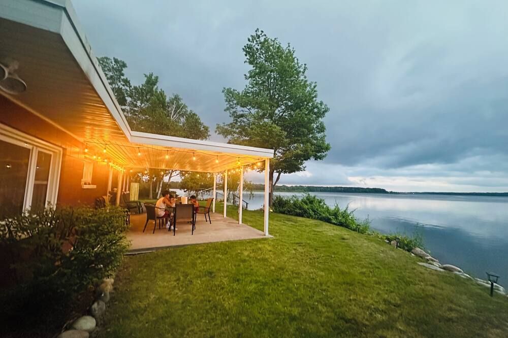 New Listing! Spacious 4-Bedrooms Lake Front Retreat In Delightful Alpena Area. - Alpena - Binnenhof