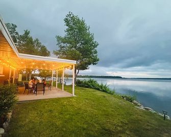 New Listing! Spacious 4-Bedrooms Lake Front Retreat In Delightful Alpena Area. - Alpena - Binnenhof