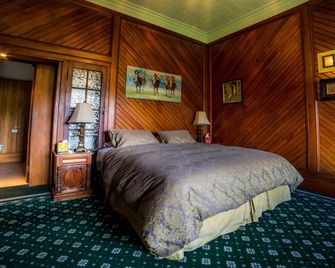 Shady Rest Bed & Breakfast - טקאקה - חדר שינה