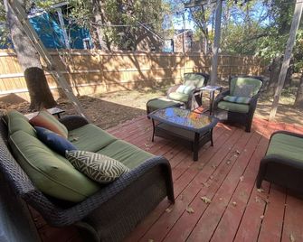 Ideal Beautiful Vacation Rental for Fans- Walk to At&t Stadium. Park 4 Cars - Arlington - Patio