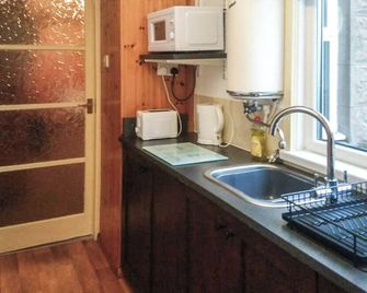 An affordable terraced cottage just 50 yards from the harbour at Seahouses. - Seahouses - Küche