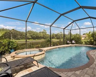 Paradise Meets Privacy With Amazing Water View & Heated Pool - North Port - Piscina