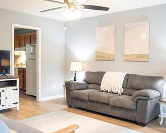 Cozy Camelia Units A - Auburn - Olohuone