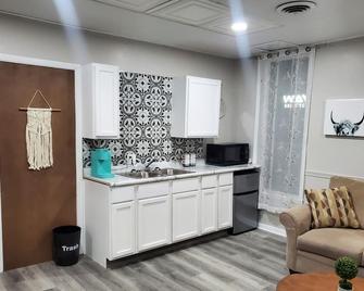 Cute 1 bedroom apt. Centrally located. - Mason City - Kitchen