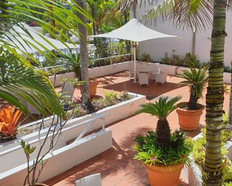 Ramada By Wyndham Cairns City Centre - Cairns - Patio