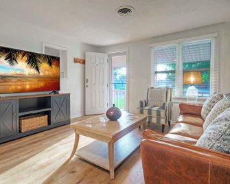 Waterfront Retreat w Private Boat Dock Patio Views Shore Thing by AvantStay - Corpus Christi - Sala de estar