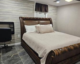 Cozy Cottage Secure Private Parking & Patio, & Easy Access to Atlanta Airport - Union City - Bedroom