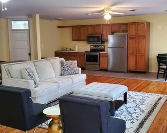 Charming 2-bedroom 2nd floor apartment with WiFi, AC in lovely Charles Town - Charles Town