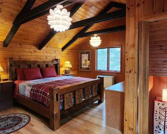 Twin Cedars Lutsen, A Pet Friendly Aframe On Lake Superior, 3 miles To Ski Hill. - Lutsen - Bedroom