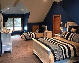 Gorgeous Chalet on Lake Superior with Private Sandy Beach! - Washburn - Bedroom