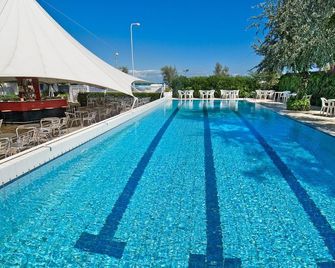 Hotel Mareblu - سينيغاليا - حوض السباحة