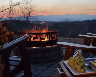 Private Stunning Mtn Views 6 Acres Jetted Tub Ev Charger Wifi 15 Min-Lake James - Marion - Binnenhof