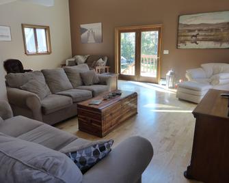 Close To Baxter State Park And Rafting . Snowmobile I.T.S. 86 From House - Millinocket - Wohnzimmer