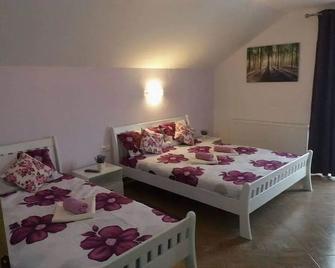 جيست هاوس ماسيك - كورنيكا - غرفة نوم