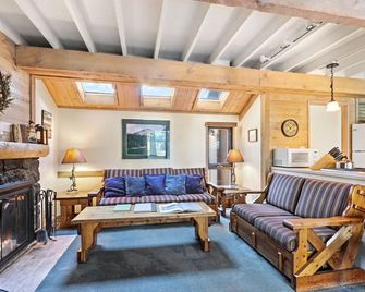 Wood-beam cabin with amazing location, pools, hot tub & SHARC passes - Sunriver - Living room