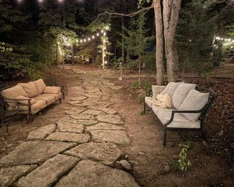 Beautiful barn home nestled in 23 acres of forest. - Louisburg - Patio