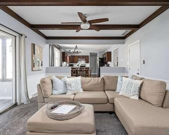 The City Escape, Suburban Retreat in Fishers - Fishers - Living room