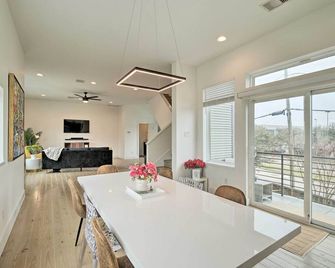 Downtown Houston Townhome w/ Balcony + Yard! - יוסטון - חדר אוכל
