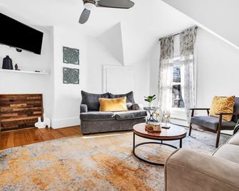 Back Cove Gem 5 Min To Old Port Bright And New - Portland - Living room