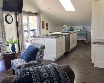 Stunning seaside suite in a beautiful setting close to several amenities. - Cardigan - Kitchen