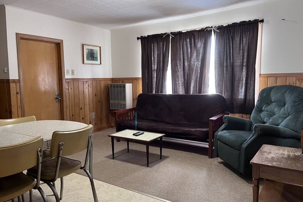 Musky Joes Twin Pines Resort - Hayward - Вітальня
