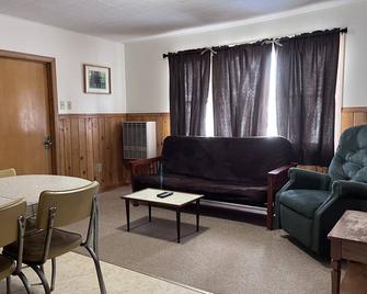 Musky Joes Twin Pines Resort - Hayward - Living room