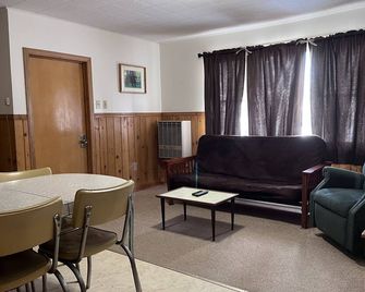 Musky Joes Twin Pines Resort - Hayward - Вітальня