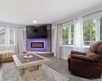 Jenkins Retreat-5BR/hot tub/theater, near TPC & National Sports Center - Blaine - Living room