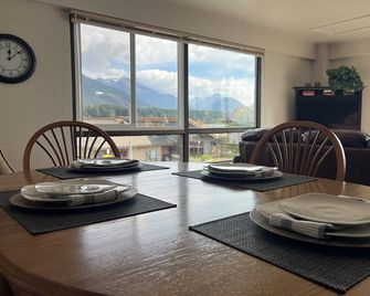 Downtown Apt 6 w/ Panoramic Ocean & Mountain Views - Sitka - Jídelna