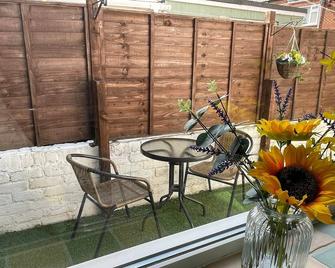 Lovely 3 Bedroom Apartment In Newcastle Upon Tyne With Free Parking - Jarrow - Patio