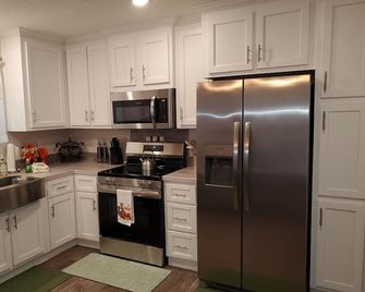 Cleanest Cottage in the County! (Pets Welcome) - Crestview - Kitchen
