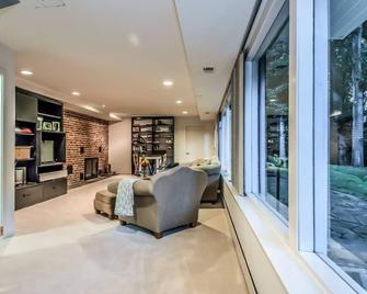 Private retreat minutes from GW P/way, DC, airport - McLean - Sala de estar