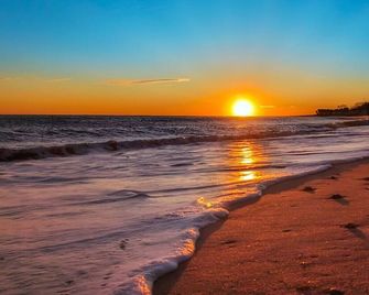 The Stern at Soundview · Beach+Ocean+Sunrise - Old Lyme - Playa