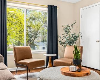 New! Cozy Upper 1BR Flat near Downtown Roseville - Roseville - Living room