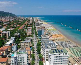 Amadei Hotel Blumen - Pesaro - Spiaggia