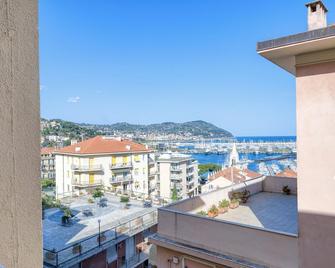4 Bedroom Awesome Apartment In Imperia - Imperia - Balkon
